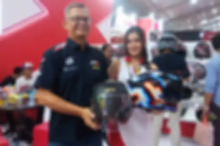 Salomon Manalu, Brand Manager JPX helmet resmi memperkenalkan tiga helm baru di GIIAS 2024.
