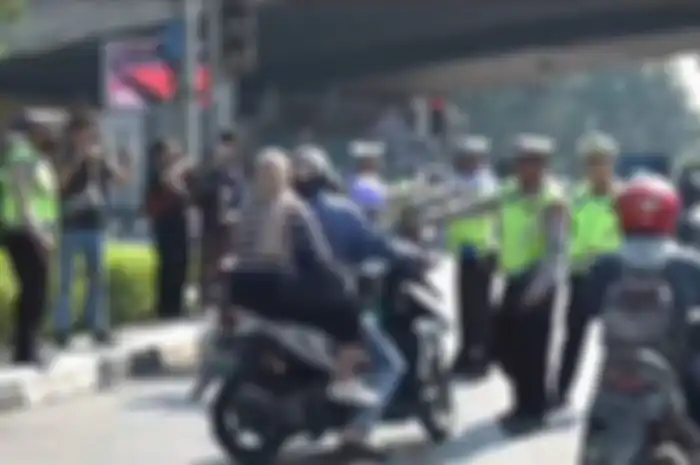 Razia Operasi Patuh Jaya 2024 polisi tindak pemotor tak pakai helm di perempatan Slipi, Jalan Palmerah Utara, Kecamatan Tanah Abang, Kota Jakarta Pusat, Selasa (16/7/2024).