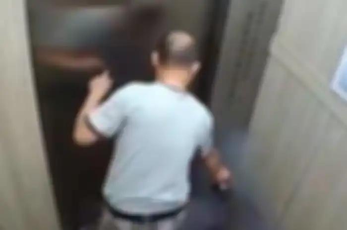 Viral di media sosial rekaman CCTV baterai motor listrik yang meledak ketika tengah dibawa pemilik.  