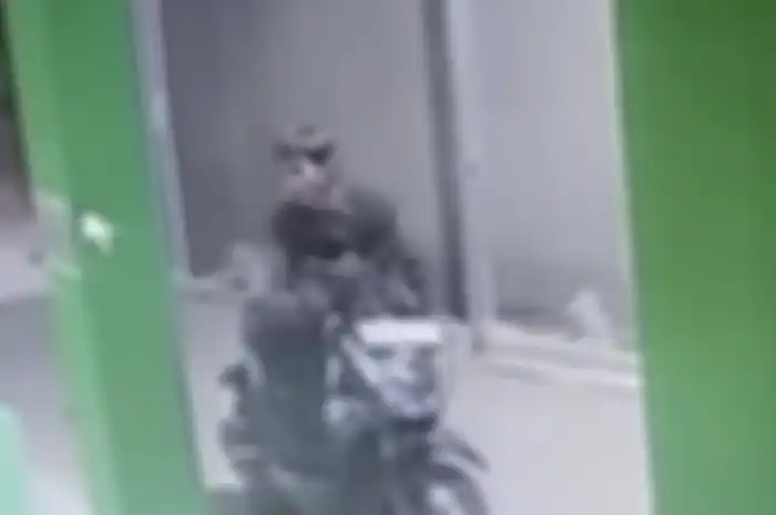 Maling motor Honda BeAT milik imam Masjid berhasil terekam kamera CCTV, kejadian di Kecamatan Medan Satria,Kota Bekasi pada Minggu (28/7/2024).