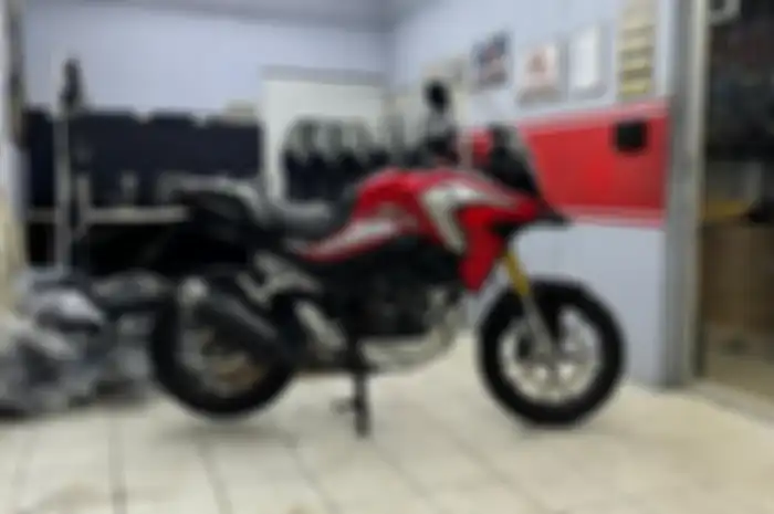 Modifikasi Honda CB150X pakai jok SP-R buatan DJ Custom.
