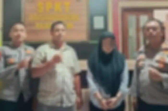 Revinda Putrisna (29) seorang wanita asal Desa Banyu Tengah Kecamatan Panceng Kabupaten Gresik berhasil diamankan polisi karena kasus penipuan.