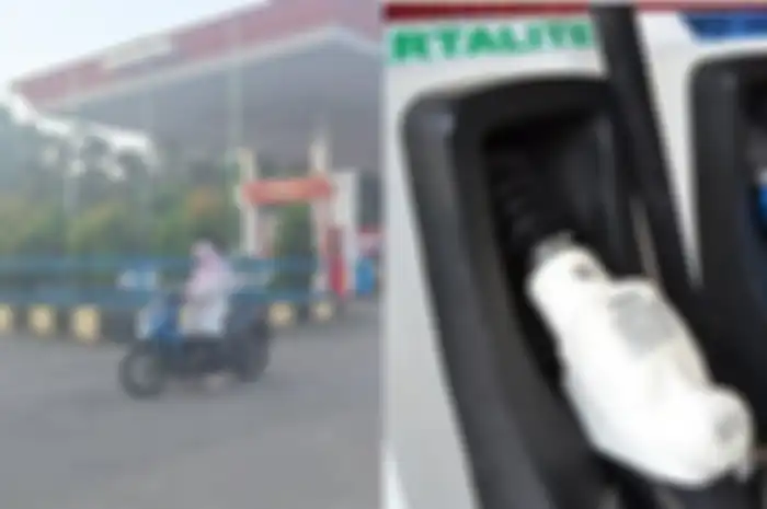 SPBU Pertamina Batu 20 Kijang di Kabupaten Bintan (kiri), dan ilustrasi Pertalite (kanan).