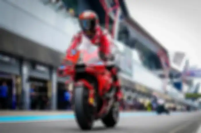 Pembalap Ducati Francesco Bagnaia di pitlane Sirkuit Silverstone saat sesi Practice MotoGP Inggris 2024, Jumat (2/8/2024).