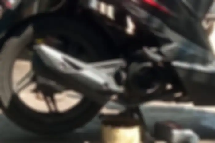 Ganti oli motor di bengkel yang benar berdasarkan hitungan bulan atau kilometer.