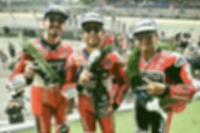 Podium balap utama MotoGP Inggris 2024 di Sirkuit Silverstone, Minggu (482024), Enea Bastianini P1 (tengah), Jorge Martin P2 (kanan), Pecco Bagnaia P3 (kiri).