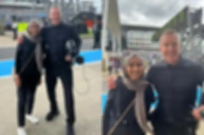 Simon Crafar foto bareng Iqra Hamid insinyur mesin Triumph