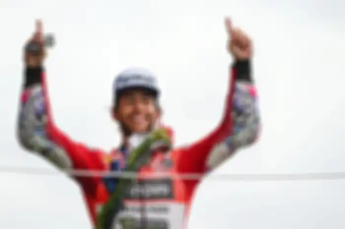 Juara MotoGP Inggris 2024, Enea Bastianini (Ducati Lenovo) sorot Marc Marquez.
