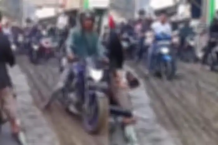 Ulah para pemotor terobos jalan dicor yang masih basah di Bandung.