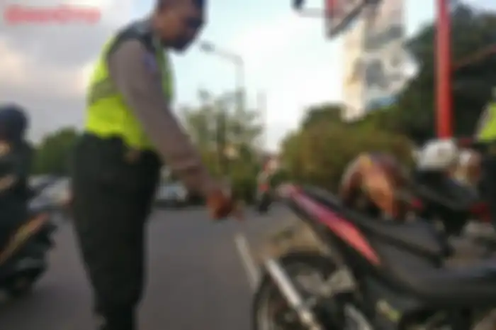 Knalpot racing yang tidak standar atau sering disebut knalpot brong ini akhirnya sering terkena razia polisi. 
