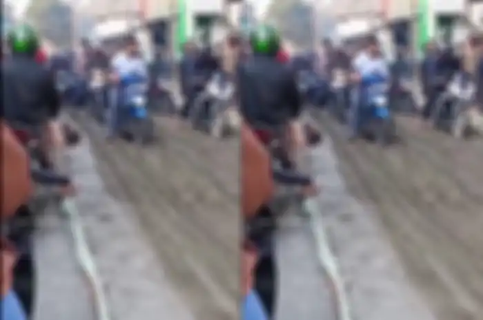 Kondisi rusaknya jalan dicor yang dilindas pemotor di Bandung.