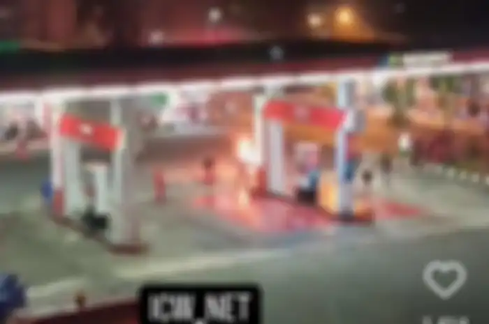 Satu unit Honda BeAT mendadak meledak dan terbakar usai isi bahan bakar jenis Pertamax di salah satu SPBU Pertamina.