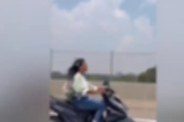 Cewek diduga depresi naik Honda BeAT melaju di Jalan Tol Ir. Wiyoto Wiyono, dari arah Tanjung Priok ke arah Ancol, Pademangan, Jakarta Utara.