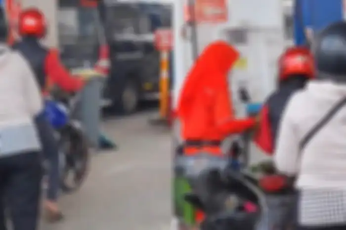 Tertangkap kamera pemotor Suzuki Thunder saat borong Pertalite Rp 200 ribu.