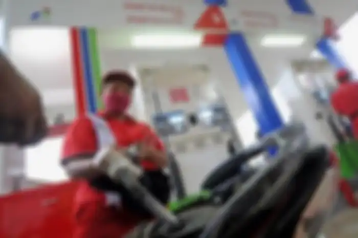 Pemotor isi BBM Pertalite di SPBU Pertamina.