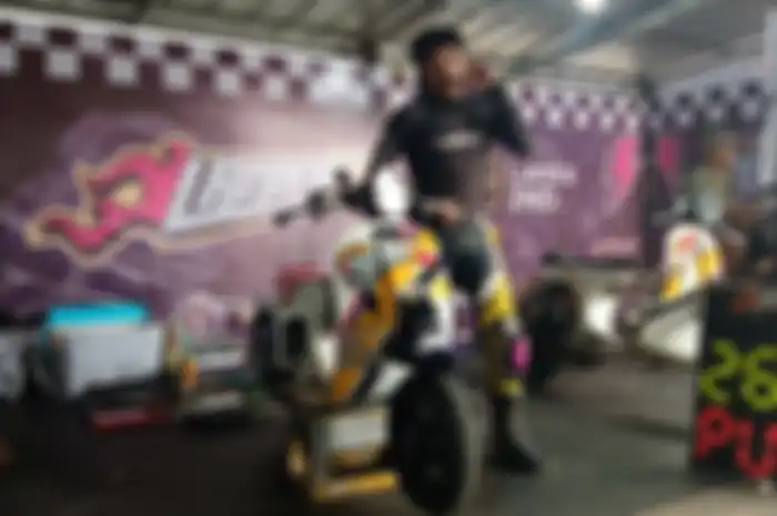 Husna Dotcom bersama Vespa Monster garapan Lanks2nd Racing Team di Scooter Prix Round 2, Sirkuit Sentul Karting, Sabtu (10/8/2024). 
