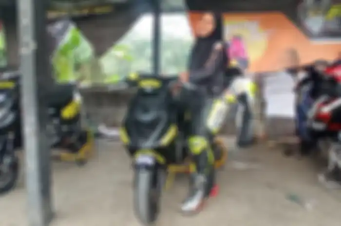 Pembalap wanita Fisichella KW ramaikan ajang road race Scooter Prix round 2 di Sirkuit Sentul Karting, Bogor, Sabtu (10/8/2024).