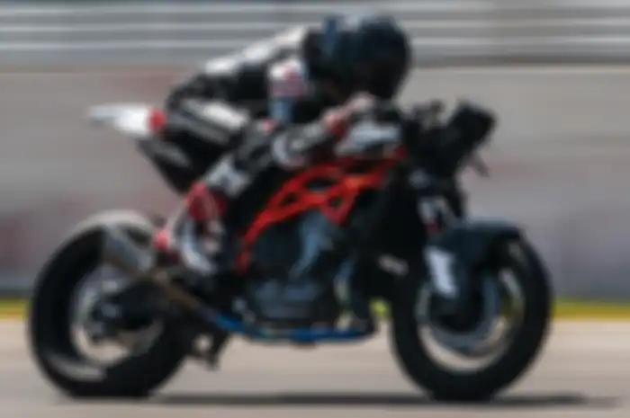 Pedro Acosta mengetes motor KTM misterius