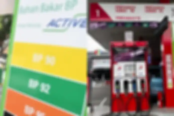 Foto ilustrasi BP (kiri) dan Pertamina (kanan), segini harga bensin terbarunya usai naik.