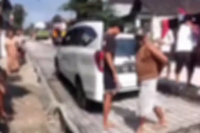Jalan baru dicor di Tuban anggaran Rp 280 miliar hancur dilindas Toyota Calya, sopir cuek walaupun sudah diingatkan.