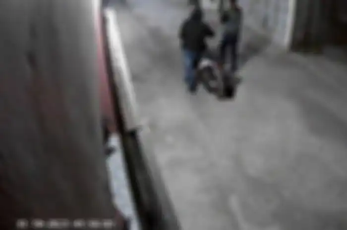 Aksi maling motor di Bandung, Jawa Barat terekam CCTV mengangkut motor curian pakai mobil.