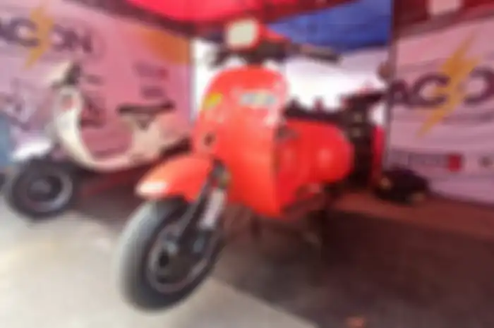 Modifikasi Vespa Monster garapan Babeh Condet di road race Scooter Prix Round 2 Sirkuit Sentul Karting, Bogor, Sabtu (10/8/2024).