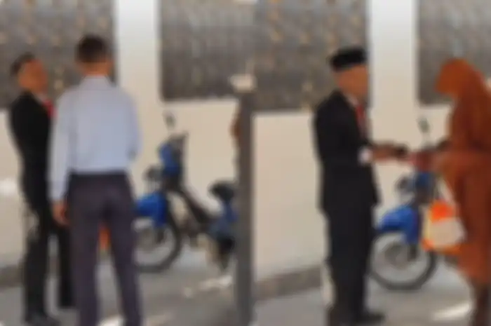 Nur Huda Waskitha Yoga hadiri pelantikan sebagai anggota DPRD mengendarai motor bebek Suzuki jadul. 
