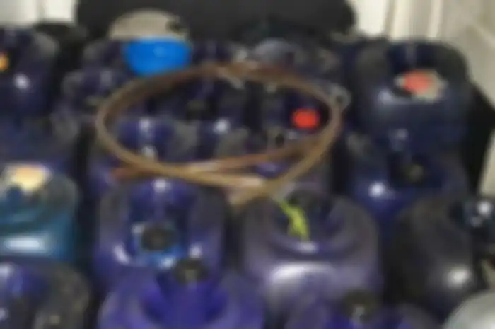 Warga Sidoarjo Jawa Timur penimbun 1.200 liter Pertalite diamankan polisi, pelaku mengaku untuk dijual lagi.