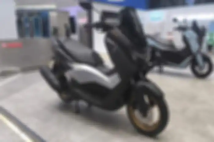 Ilustrasi Yamaha NMAX Turbo 2024 di dealer.