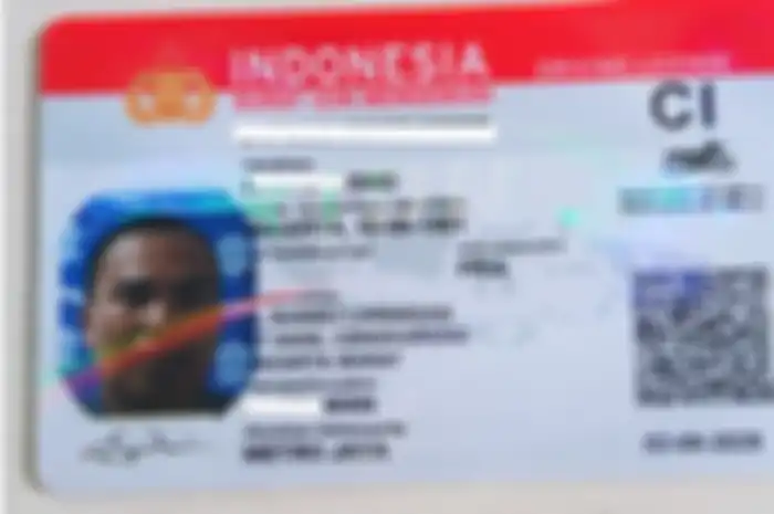 Desain atau tampilan SIM C1 berbeda dengan SIM C, dilengkapi NIK KTP, gambar kendaraan dan hologram khusus.