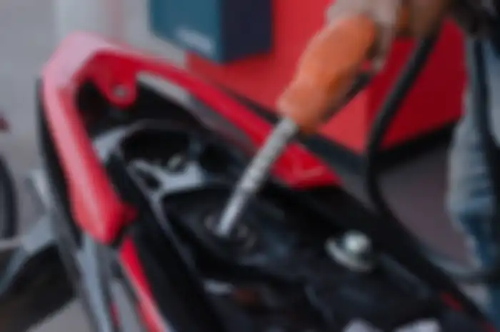 Enggak pusing dengan harga bensin yang terus naik begini tips bikin motor jadi lebih irit bensin.