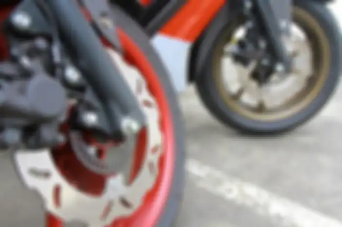 Penggunaan rem ABS sudah diwajibkan di Malaysia untuk motor di atas 150cc.