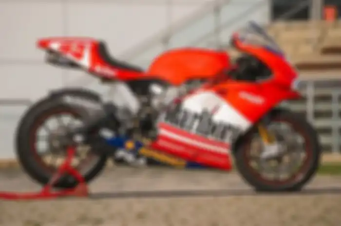 Ducati Desmosedici GP03 yang dikendarai Loris Capirossi