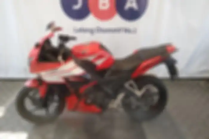 Tampak samping kiri Honda CBR150R tahun 2016.