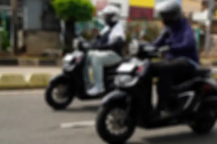 Foto ilustrasi mendahului pakai motor.