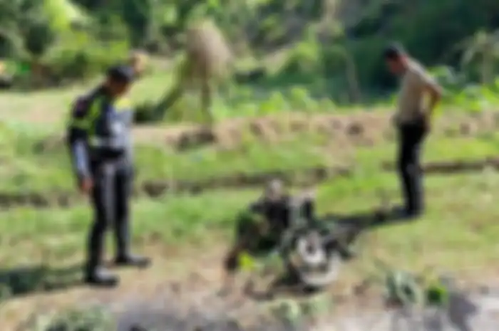 Honda Revo yang dikendarai pelajar mendadak terbakar habis saat dikendarai.  Akibatnya pelajar dengan nama Gregorius Taka (18) mengalami luka bakar