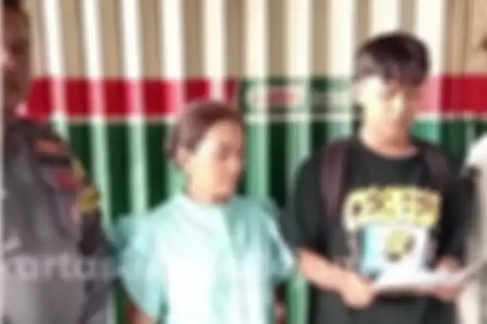 Ryan pengendara motor yang mengunggah video viral ganti kopling Rp.1,5 Juta dengan Ibu Lenny sebagai pemilik bengkel Dunia Motor, Jumat (23/8/24) proses permohonan maaf disaksikan polisi dan Satpol PP.