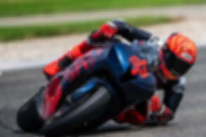 Fans MotoGP kaget kok Marc Marquez bisa-bisanya geber Honda lagi padahal sudah resmi jadi pembalap Ducati. 