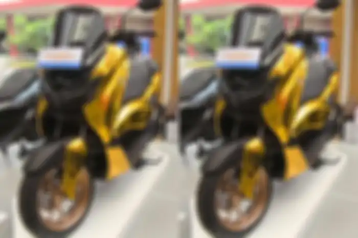 Tampil beda, Yamaha NMAX Turbo ada di Indonesia Autovaganza 2024 pakai warna kuning emas.