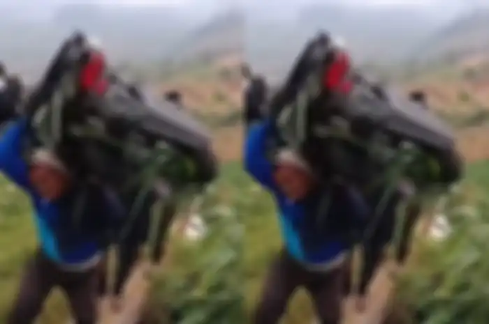 Aksi bapak-bapak gotong motor Honda BeAT di Batang.