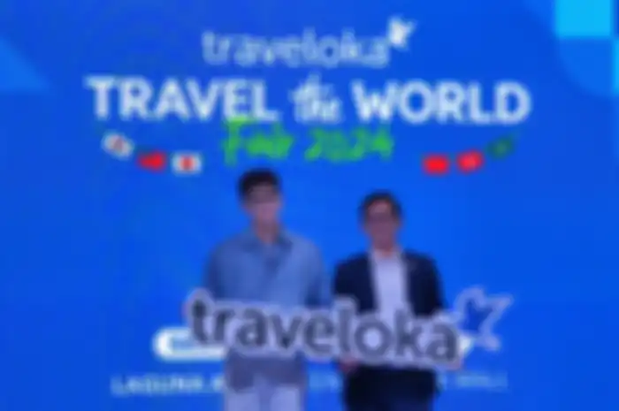 Aktor Korea sekaligus BA Traveloka, Ji Chang Wook & Iko Putera, CEO Transport Traveloka membuka acara Traveloka Travel The World