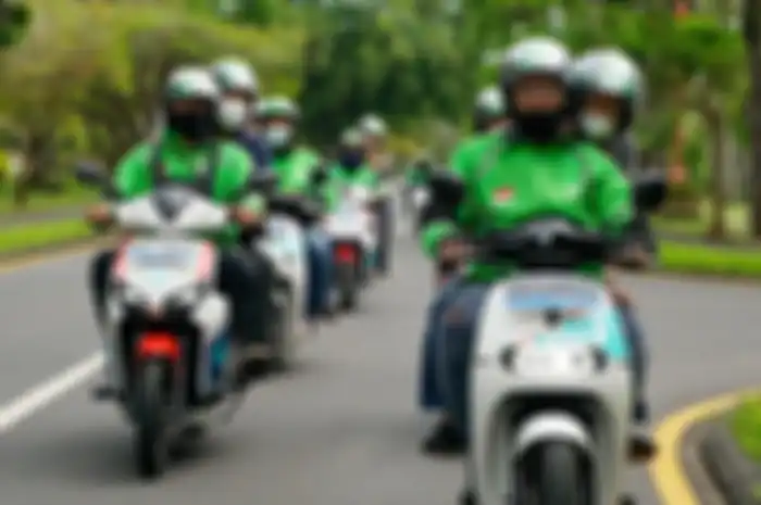 Ilustrasi ojek online sedang mengendarai motor listrik