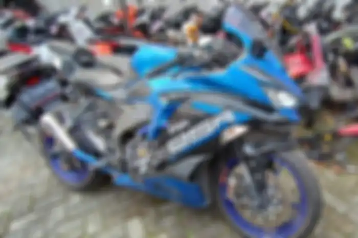Ada motor murah 4-silinder di Jakarta, yaitu Kawasaki NInja ZX-25R.
