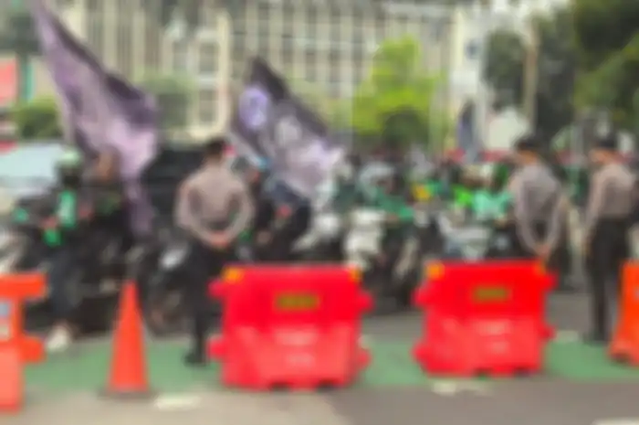 Beberapa motor matic di Kawasan Patung Kuda lokasi demo ojol.