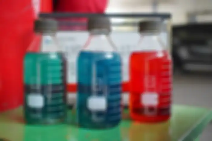 Pertalite (botol paling kiri) memiliki warna hijau dan terbuat dari beberapa bahan campuran.