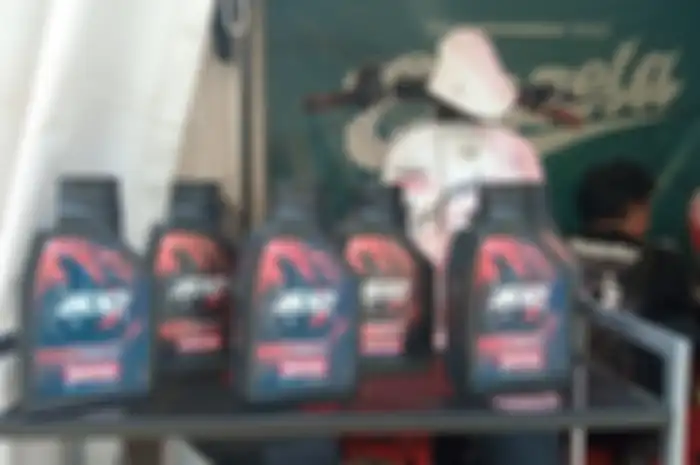 Oli samping Motul 800 untuk balap Vespa 2-tak.