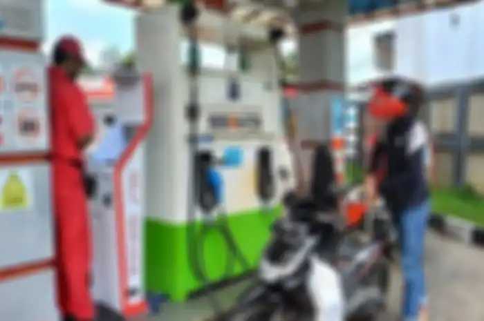 Foto ilustrasi motor isi bensin Pertalite di SPBU Pertamina.