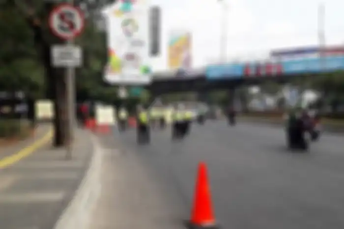 Akses menuju Jalan Gerbang Pemuda dari Jalan Gatot Subroto ditutup.