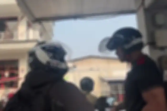 Pemotor cekcok nyaris baku hantam di SPBU Pertamina daerah Bintaro, Jakarta Selatan.