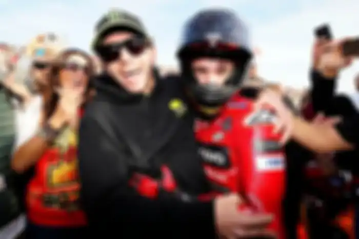 Valentino Rossi (kiri) dan Francesco Bagnaia (kanan) usai balap MotoGP Valencia 2023 di Sirkuit Ricardo Tormo, Minggu (26/11/2023).